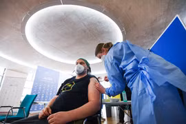 Nhân viên y tế tiêm vaccine phòng COVID-19 cho người dân tại Cologne, miền tây nước Đức. (Ảnh: AFP/TTXVN)