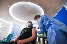 Nhân viên y tế tiêm vaccine phòng COVID-19 cho người dân tại Cologne, miền tây nước Đức. (Ảnh: AFP/TTXVN)