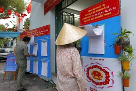 Cử tri phường 9, Quận 3 kiểm tra danh sách tại khu vực bỏ phiếu số 53, đường Bà Huyện Thanh Quan. (Ảnh: Thanh Vũ/TTXVN)