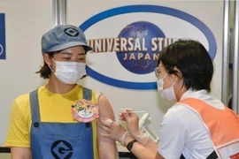 Một điểm tiêm chủng vaccine ngừa COVID-19 tại Osaka, Nhật Bản, ngày 21/6/2021. (Ảnh: Kyodo/TTXVN)