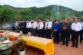 Thường trực Tỉnh ủy, HĐND, UBND, Ủy ban MTTQ tỉnh Hà Giang dâng hương tri ân các Anh hùng liệt sỹ tại Đài hương 468, thôn Nặm Ngặt, xã Thanh Thủy, huyện Vị Xuyên ngày 27/7/2020. (Ảnh: Minh Tâm/TTXVN)
