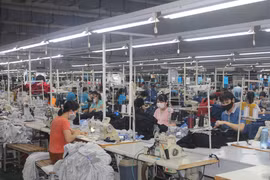 Công nhân thường xuyên đeo khẩu trang để phòng chống dịch COVID-19. (Ảnh: TTXVN)