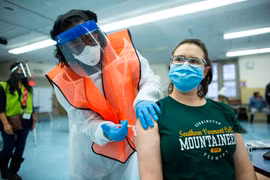 Nhân viên y tế tiêm vaccine phòng COVID-19 của hãng Moderna cho người dân tại New York, Mỹ, ngày 10/1/2021. (Ảnh: AFP/ TTXVN)