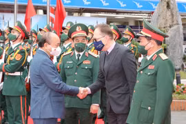 [Photo] Chủ tịch nước thăm, làm việc tại Trung tâm Nhiệt đới Việt-Nga