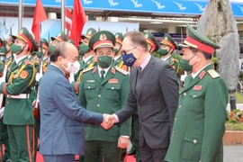 [Photo] Chủ tịch nước thăm, làm việc tại Trung tâm Nhiệt đới Việt-Nga
