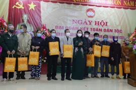 Phó chủ tịch nước Võ Thị Ánh Xuân trao tặng quà gia đình có hoàn cảnh khó khăn trên địa bàn tỉnh Quảng Trị. (Ảnh: Thanh Thủy/TTXVN)