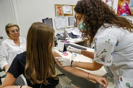 Nhân viên y tế tiêm vaccine ngừa COVID-19 cho người dân tại thành phố Holon, Israel ngày 21/6/2021. (Ảnh: AFP/TTXVN)