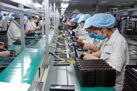 Công nhân Công ty TNHH Handanbi Vina lắp ráp linh kiện điện thoại tại KCN Điềm Thụy, tỉnh Thái Nguyên. (Ảnh: Anh Tuấn/TTXVN)
