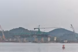Cầu nối Vân Đồn-Tiên Yên thuộc dự án đường Cao tốc Vân Đồn- Móng Cái đang được tích cực triển khai thi công. (Ảnh: Thanh Vân/TTXVN)