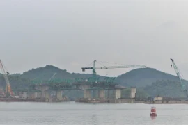 Cầu nối Vân Đồn-Tiên Yên thuộc dự án đường Cao tốc Vân Đồn- Móng Cái đang được tích cực triển khai thi công. (Ảnh: Thanh Vân/TTXVN)