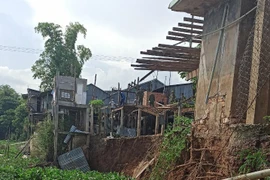 Sạt lở bờ Đông sông Châu Đốc tại ấp An Thạnh, thị trấn An Phú, huyện An Phú ngày 5/6/2021 với chiều dài 70m, ăn sâu vào đất liền 15m làm ảnh hưởng đến 6 căn nhà. (Ảnh: Thanh Sang- TTXVN)