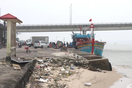 Bến cho tàu neo đậu của Cảng cá Cửa Việt bị sụt lún, hư hỏng. (Ảnh: Nguyên Lý/TTXVN)