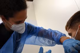Tiêm vaccine ngừa COVID-19 tại Rome, Italy. (Ảnh: THX/TTXVN)