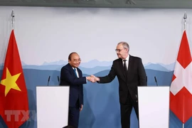 Chủ tịch nước Nguyễn Xuân Phúc và Tổng thống Liên bang Thụy Sĩ Guy Parmelin. (Ảnh: Thống Nhất/TTXVN)