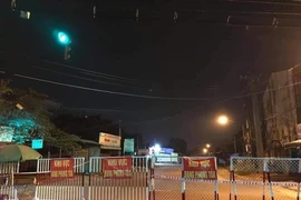 Hình ảnh trạm chốt, kiểm soát phòng chống dịch COVID-19 tại khu phong tỏa. (Ảnh: TTXVN phát)