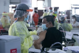 Nhân viên y tế tiêm vaccine phòng COVID-19 cho người dân tại thủ đô Vientiane, Lào ngày 17/6/2021. (Ảnh: THX/TTXVN)