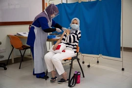 Tiêm chủng vaccine ngừa COVID-19 tại Sungai Buloh, Malaysia ngày 2/3/2021. (Ảnh: AFP/TTXVN)