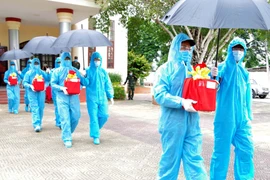 Đưa tro cốt về bàn giao cho các gia đình. (Ảnh: Bộ chỉ huy quân sự tỉnh Sóc Trăng cung cấp)