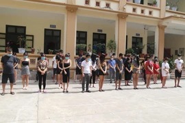 Các thanh niên tụ tập hát bị đưa về cơ quan Công an. (Ảnh: Thanh Thương/TTXVN)