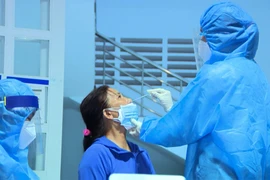 Test nhanh COVID-19 cho người dân ở phường Tam Quan, thị xã Hoài Nhơn, Bình Định. (Ảnh: Nguyên Linh/TTXVN)