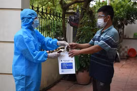 Ca F0 tại xã Cao Xá, huyện Lâm Thao, tỉnh Phú Thọ được phát thuốc điều trị tại nhà. (Ảnh: Diệp Trương/TTXVN)