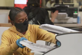 Nhân viên bầu cử scan phiếu bầu Tổng thống Mỹ ở North Las Vegas ngày 5/11/2020. (Ảnh: AFP/TTXVN)