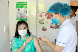 Tiêm vaccine phòng COVID-19 cho các đối tượng ưu tiên tại Trung tâm y tế thành phố Vĩnh Yên, tỉnh Vĩnh Phúc. (Ảnh: Hoàng Hùng/TTXVN)