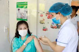 Tiêm vaccine phòng COVID-19 cho các đối tượng ưu tiên tại Trung tâm y tế thành phố Vĩnh Yên, tỉnh Vĩnh Phúc. (Ảnh: Hoàng Hùng/TTXVN)