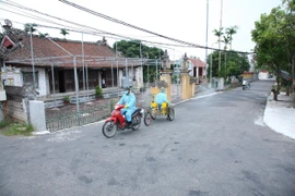 Phun thuốc khử trùng tiêu độc tại khu vực liên quan đến các ca dương tính với SARS-CoV-2 tại huyện Vĩnh Bảo ngày 24/6. (Ảnh: TTXVN)