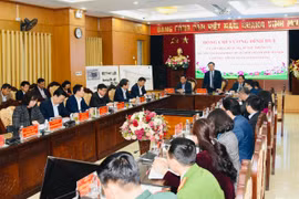  Quang cảnh buổi làm việc của Bí thư Thành ủy Vương Đình Huệ với Quận ủy Hai Bà Trưng. (Ảnh: Văn Điệp/TTXVN)