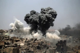 Khói bốc lên sau một cuộc không kích của Mỹ tại thành phố Mosul, Iraq ngày 9/7/2017. (Ảnh: AFP/TTXVN)