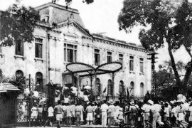 Ngày 19/8/1945, sau cuộc míttinh tại Quảng trường Nhà hát Lớn, quần chúng nhân dân Thủ đô đã đánh chiếm Bắc Bộ phủ, cơ quan đầu não của chính quyền tay sai Pháp ở Bắc Bộ. (Ảnh: Tư liệu TTXVN)