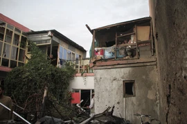 Cảnh đổ nát tại khu dân cư gần sân bay Kabul, sau vụ nổ được cho là do rocket phóng xuống thủ đô của Afghanistan, ngày 29/8/2021. (Ảnh: THX/TTXVN)