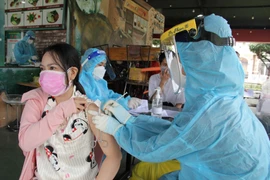 Triển khai tiêm vaccine mũi 2 cho người dân tại phường Phú Cường, thành phố Thủ Dầu Một, tỉnh Bình Dương. (Ảnh: Văn Hướng/TTXVN)