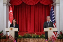 Thủ tướng Singapore Lý Hiển Long (phải) và Phó Tổng thống Mỹ Kamala Harris tại cuộc họp báo ở Singapore ngày 23/8/2021. (Ảnh: The Straits Times/TTXVN)