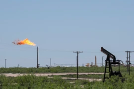 Một cơ sở khai thác dầu và khí đốt gần Odessa, Texas, Mỹ. (Ảnh: AFP/TTXVN)