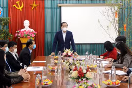 Phó Chủ tịch UBND tỉnh Lạng Sơn Dương Xuân Huyên phát biểu tại buổi kiểm tra trường THPT Dân tộc nội trú tỉnh Lạng Sơn. (Ảnh: Thái Thuần/TTXVN)