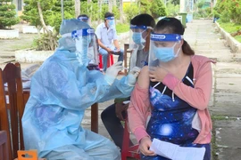 Thị xã Giá Rai, Bạc Liêu, khẩn trương tiêm vaccine phòng COVID-19 cho người dân, phấn đấu đạt 98% tổng số người trên 18 tuổi. (Ảnh: TTXVN phát)