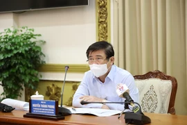 Ông Nguyễn Thành Phong, Chủ tịch UBND TP.Hồ Chí Minh phát biểu chỉ đạo tại cuộc họp. (Ảnh: TTXVN phát)