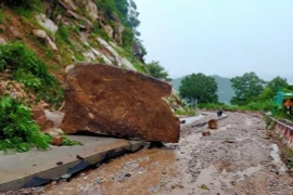 Do ảnh hưởng mưa lớn khiến tảng đá lớn khoảng 35 tấn đã rơi xuống mặt đường tuyến đường chính lên núi Cấm, xã An Hảo, huyện Tịnh Biên, tỉnh An Giang. (Ảnh: Thanh Sang/TTXVN)