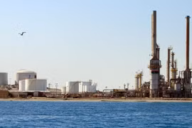 Một cơ sở khai thác dầu tại thị trấn al-Buraqah, Libya. (Ảnh: AFP/TTXVN)