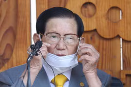 Người sáng lập giáo phái Tân Thiên Địa (Shincheonji) Lee Man-hee tại cuộc họp báo ở Gapyeong, Hàn Quốc, ngày 2/3/2020. (Ảnh: AFP/TTXVN)