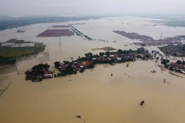Cảnh ngập lụt sau những trận mưa lớn tại Bekasi, Tây Java, Indonesia, ngày 22/2/2021. (Ảnh: AFP/TTXVN)