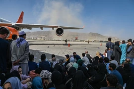 Người dân chờ được sơ tán tại sân bay ở Kabul, Afghanistan ngày 16/8/2021. (Ảnh: AFP/TTXVN)
