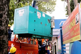 Công ty Điện lực Thủ Đức lắp đặt máy phát điện dự phòng để phục vụ bầu cử. (Ảnh: Thành Chung/TTXVN)