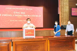 Bí thư Thành ủy Hà Nội Đinh Tiến Dũng cùng lãnh đạo Thành phố tham gia ủng hộ Quỹ phòng, chống dịch COVID-19. (Ảnh: chinhphu.vn)