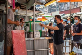 Người dân đeo khẩu trang phòng dịch COVID-19 tại Kuala Lumpur, Malaysia, ngày 28/3/2021. (Ảnh: THX/TTXVN)