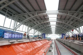 Hoàn thiện đường ray trên cao tuyến metro số 1 Bến Thành-Suối. (Ảnh: TTXVN phát)