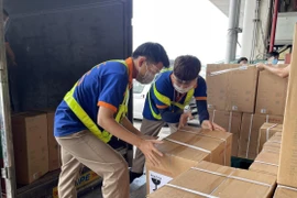 Vận chuyển máy tạo oxy đến các bệnh viện dã chiến tại Thành phố Hồ Chí Minh. (Ảnh: Xuân Khu/TTXVN)