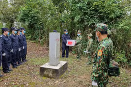 Đồn Biên phòng Sen Thượng (Bộ đội Biên phòng tỉnh Điện Biên, Việt Nam) và Đại đội quản lý biên giới Giang Thành (Chi đội quản lý biên giới Phổ Nhĩ, Trung Quốc) tuần tra song phương. (Ảnh: TTXVN phát)